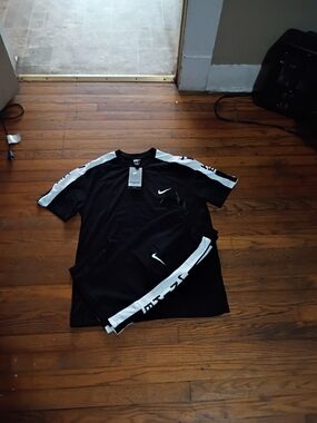 Nike Men’s Black Short-Sleeve Athletic Tee with White Trim